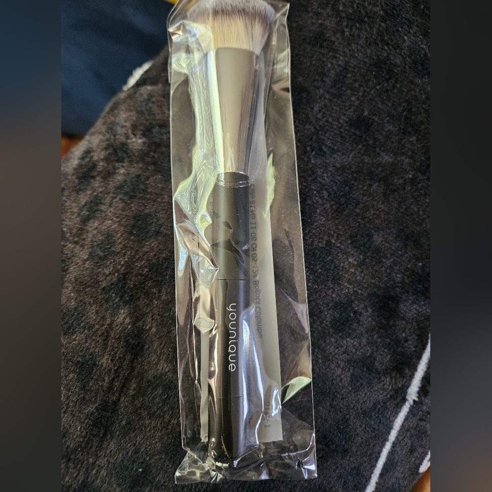 Younique Total package brush